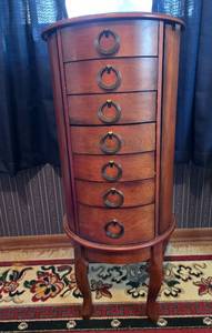 lot 189 image: Vintage Wooden Jewelry Armoire with 7 Drawers