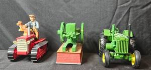 lot 238 image: Collection of 3 John Deere & International Harvester Vintage Tractor Models