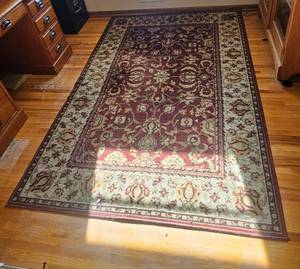 lot 118 image: Traditional Red and Beige Floral Area Rug