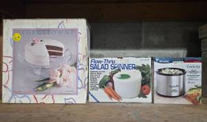 lot 322 image: Kitchen Set Footed Cakeplate, Salad Spinner, and Crock-Pot Little Dipper