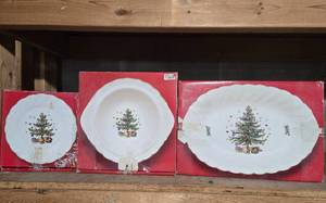lot 325 image: Nikko Happy Holidays Christmas Dinnerware Set