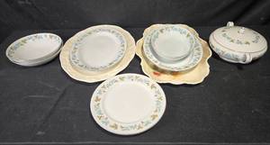 lot 328 image: Vintage Fine China Dinnerware Set from Japan