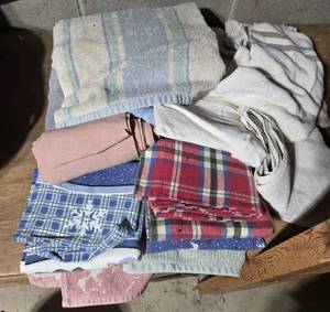 lot 334 image: Lot Mixed Towels and Rags - Various Sizes and Conditions