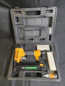 lot 13 image: BOSTITCH SB-2IN1 Finish NailerStapler with Hard Case