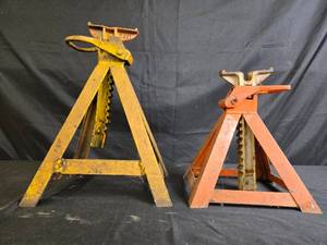 lot 31 image: Set of 2 Heavy-Duty Steel Jack Stands