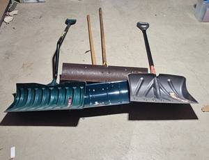 lot 386 image: Lot of 4 Snow Shovels