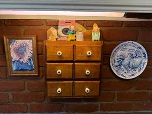 lot 258 image: Decorative Wall Set with Sunflower Art, Ceramic Figures, and Chicken Plate