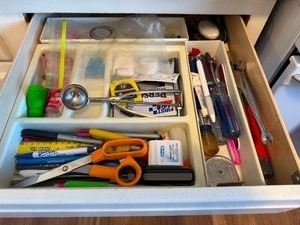 lot 269 image: Miscellaneous Office Drawer Items including Pens, Scissors, and Rubber Bands