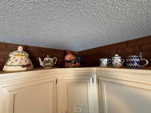 lot 273 image: Tracy Porter Stonehouse Farm Collection Large Ceramic Rooster Cookie Jar, Teapots and Mugs