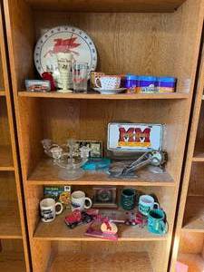 lot 111 image: Collection of Vintage Collectibles and Decorative Items