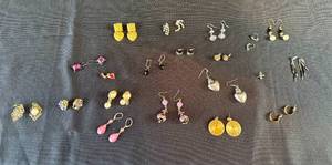 lot 407 image: Multiple Costume Jewelry Earrings
