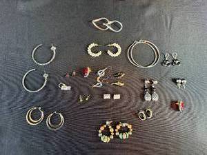lot 412 image: Assorted Vintage Jewelry Set with Earrings and Bracelets