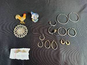 lot 418 image: Collection of Vintage Jewelry including Brooches and Earrings