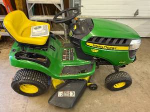 lot 3 image: John Deere D110 Riding Lawn Mower