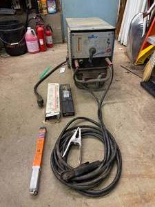lot 5 image: Miller Thunderbolt 225 AC Arc Welding Machine with Accessories