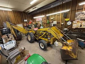 lot 1 image: International Harvester 3414 Tractor with Loader Attachment - Restoration Condition