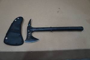 lot 37 image: 16 Carbon Steel Throwing Camp Hatchet