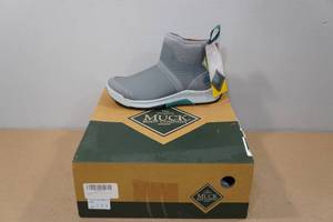 lot 82 image: Muck Boots Womens Outscape Shoes -Size 5