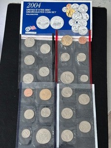 lot 77 image: 2004 P&D Mint Sets