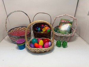 lot 18 image: Lot of Easter Items