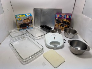 lot 33 image: Lot of Kitchen Items
