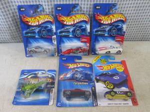 (EC1) Assorted Hot Wheels in Packag...