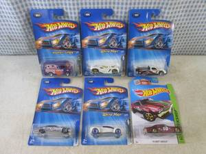 (EC1) Assorted Hot Wheels in Packag...