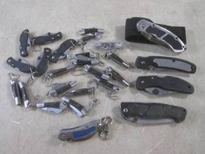 (EC1) Assortment of Keychain Pocket...