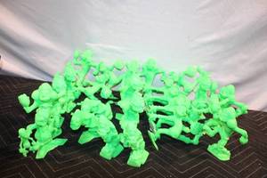 lot 122 image: Collection of 20 Vintage Green Figurines