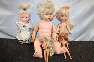 lot 136 image: Vintage Set of 5 Assorted Dolls with Hair