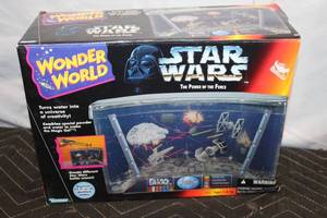 lot A-157 image: Star Wars Power of the Force Wonder World Set