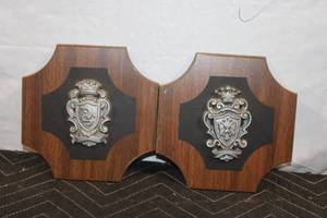 lot 171 image: Decorative Wall Plaque Set with Coat of Arms Design