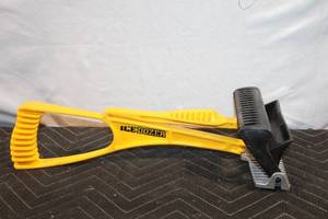 lot 188 image: Ice Dozer Handheld Ice Scraper