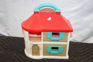 lot 205 image: Vintage Plastic Dollhouse with Carry Handle