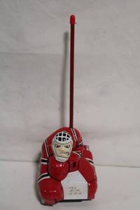 lot 225 image: Vintage Toy Hockey Player with Extendable Antenna