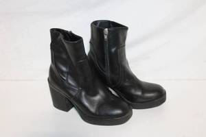 lot 256 image: Black Leather Ankle Boots with Block Heel Size 6.5