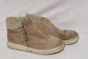 lot 260 image: Pair of Size 5 Suede Ankle Boots with Faux Fur Lining