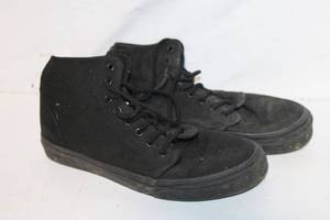 lot 283 image: Pair of Vans Mens US Size 10 Black Skateboarding Shoes