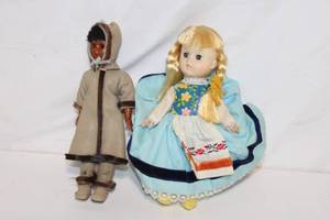 lot 286 image: Set of 2 Vintage Dolls with Traditional Outfits