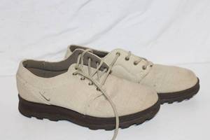 lot 363 image: Used Beige Canvas Lace-Up Shoes and Set of 7 Winter Scene Prints