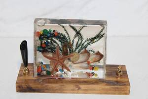 lot 370 image: Vintage Freeport Bahamas Lucite Desk Pen Holder with Seashells