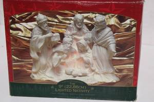 lot 374 image: 9 Lighted Nativity Scene Figurine Set