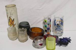lot 417 image: Eclectic Collection of 11 Decorative Glass Vases and Holders