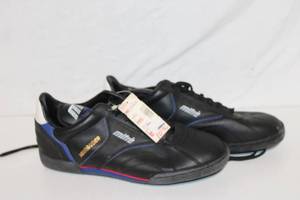 lot 421 image: Mizuno Mirage Soccer Shoes - Black with Blue and White Accents