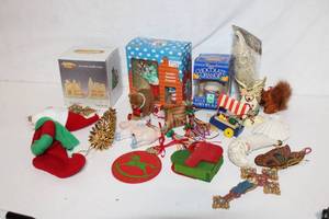 lot 440 image: Assorted Christmas and Holiday Ornament Collection
