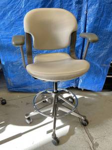 lot 28 image: High Quality Herman Miller Equa Height Adjustable Lab Stool With Arms & Foot Ring - Great Working Condition 