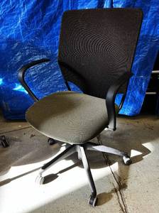 lot 29 image: MSRP $1200 High Quality & Styling Harter Anthro Knit Back&nbspErgonomic Executive Office&nbspChair - Great Condition