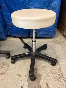 lot 33 image: Midmark Ritter Doctors Pneumatic Stool Height Adjustable - Great Condition