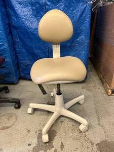 lot 34 image: MSRP $1000 Midmark 153811 Dental Doctor Stool - Good Working Condition