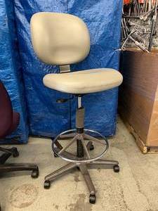 lot 35 image: High Quality Herman Miller Height Adjustable Lab Stool With Foot Ring - Great Working Condition - Base Plastic Shell Has Cracking...For Cosmetic Purposes Only